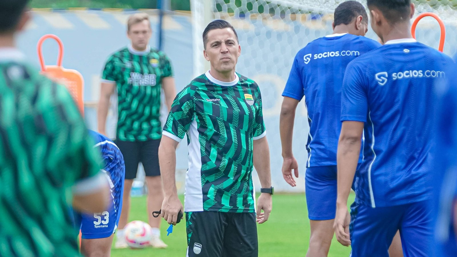 Persib Bandung Menggelar Sesi Latihan tanpa Sang Pelatih Bojan Hodak